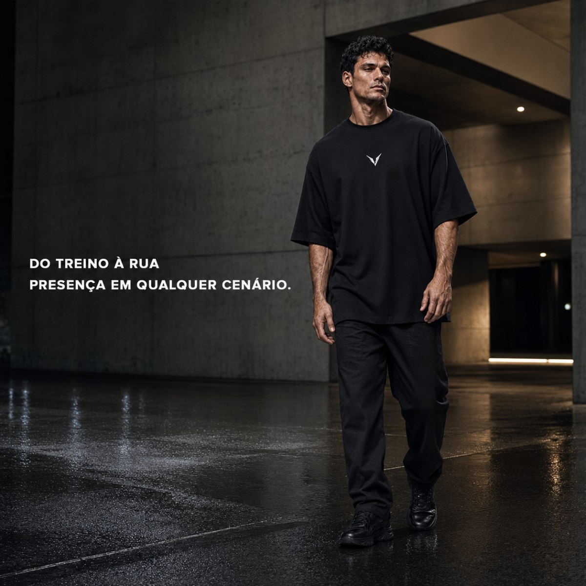 Homem usando camiseta preta VALKR em ambiente urbano; do treino à rua, presença em qualquer cenário